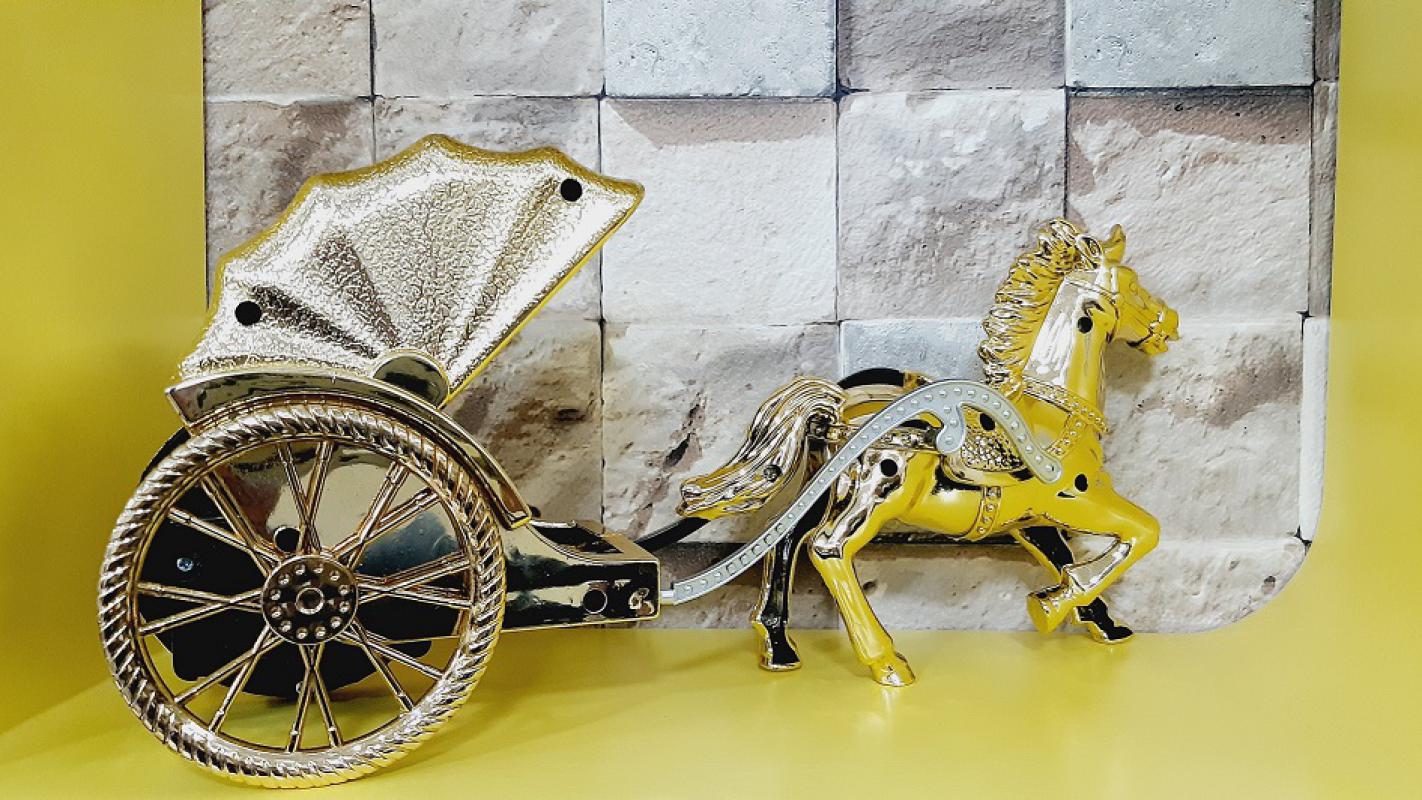 https://www.fullyedekparca.com/Gold Fayton Saat Alarmlı Masa Saati Dekoratif Plastik Hediyelik Maket